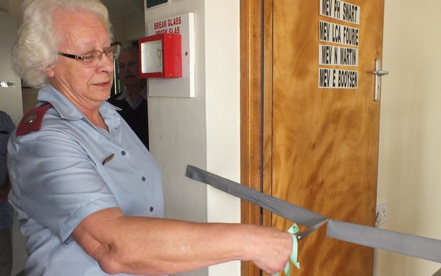 Suster Linda Meyer geniet die voorreg om die lint vir toegang tot die nuwe Nasorg-eenheid te knip